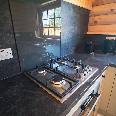 Aspen Lodge, Amazing New Log Cabin With Hot Tub - Sleeps 6 - Felmoor Park Morpeth Quarto foto